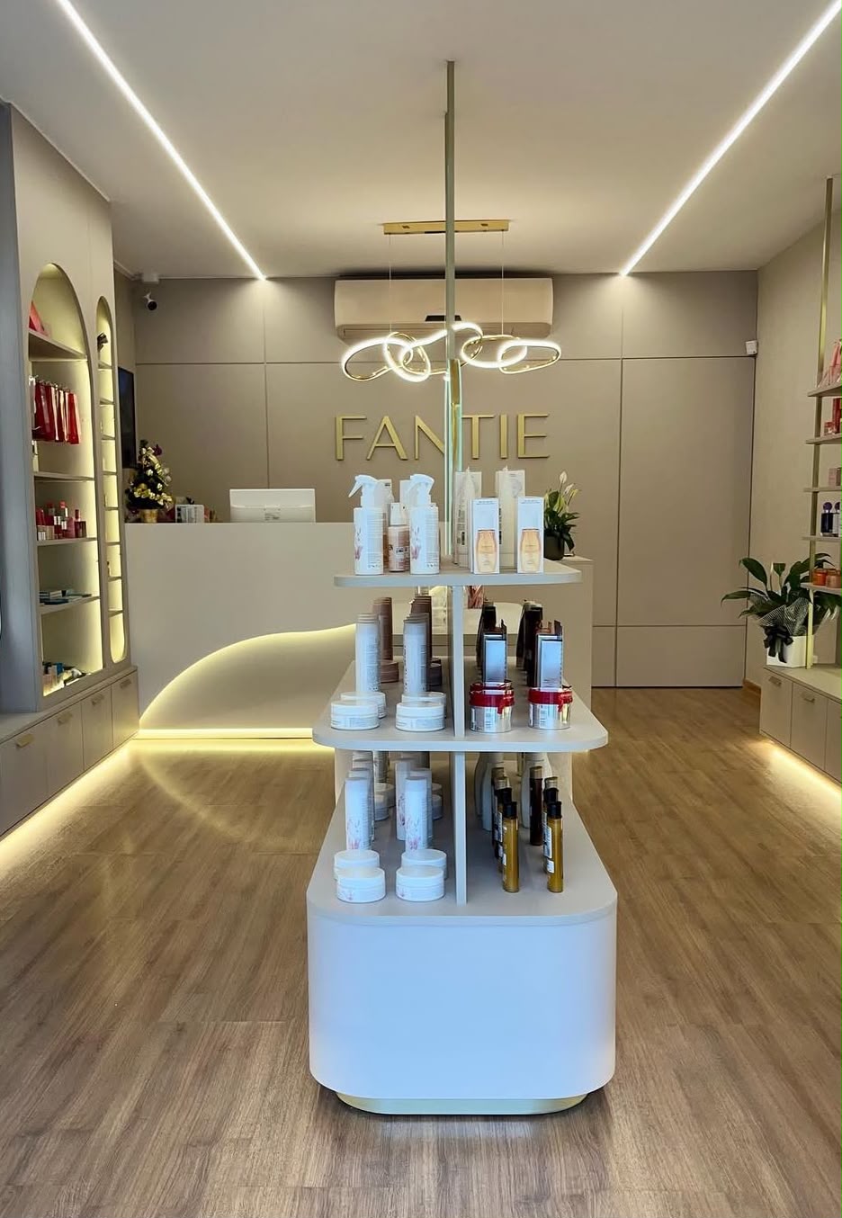 Expositor central de produtos da loja Fantie Beauty