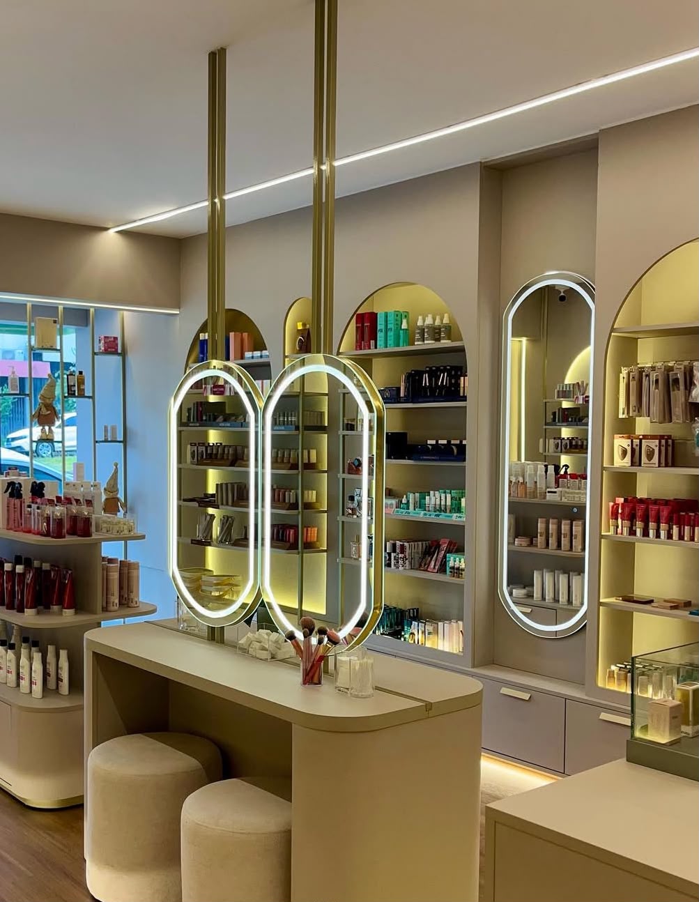 Bancada de maquiagem com espelhos iluminados na Fantie Beauty